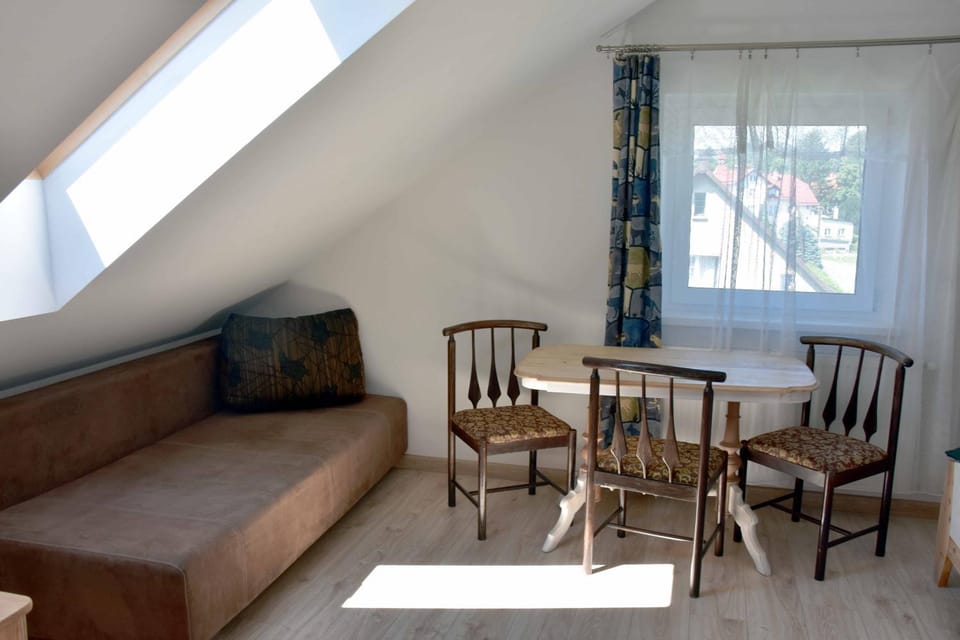 Photo of the whole room, Seating area