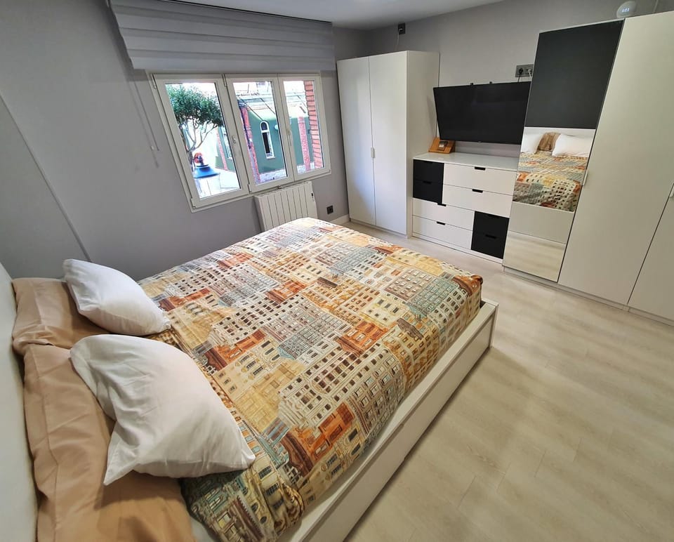 Bed, TV and multimedia, Photo of the whole room, Bedroom