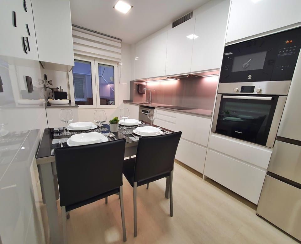 Kitchen or kitchenette, Dining area, minibar, pet friendly, stove