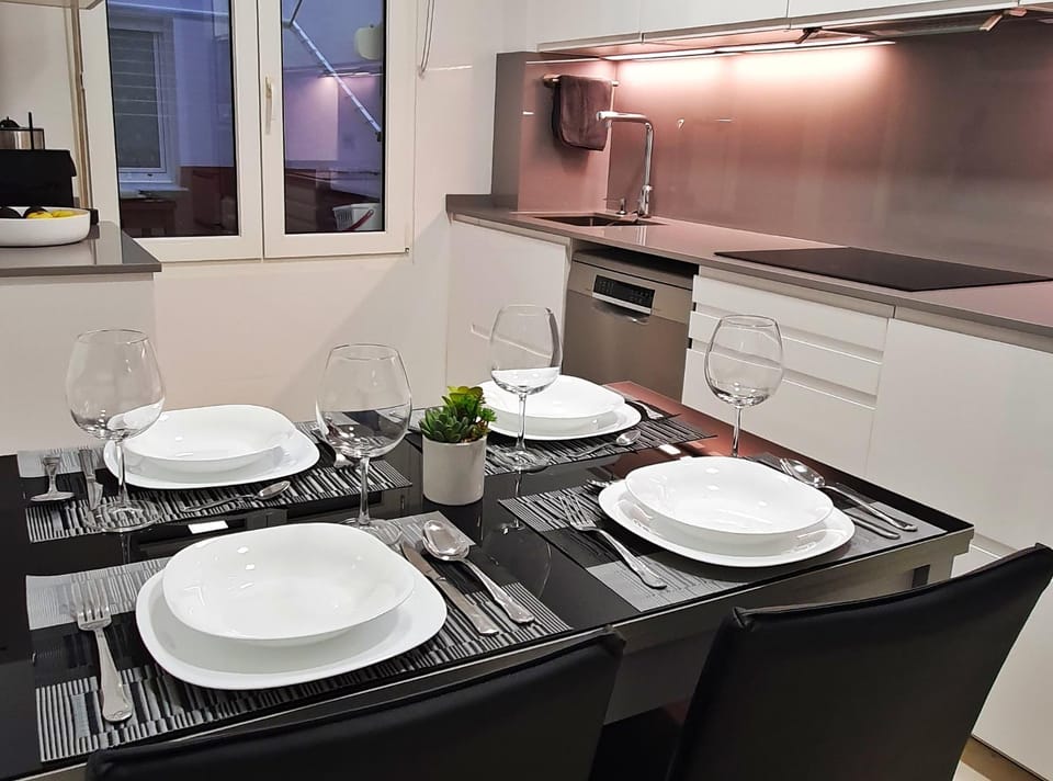 Kitchen or kitchenette, Dining area, stove