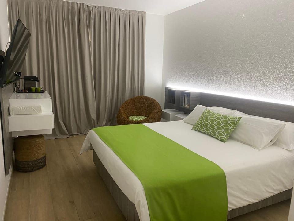 Bed, TV and multimedia, Bedroom