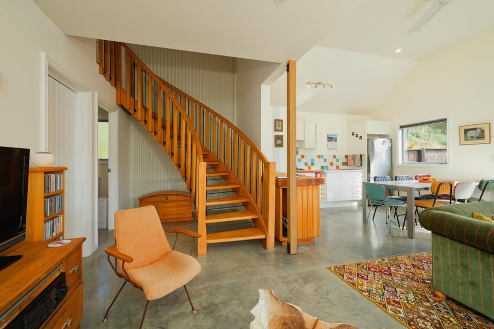 Kitchen or kitchenette, Seating area, Dining area