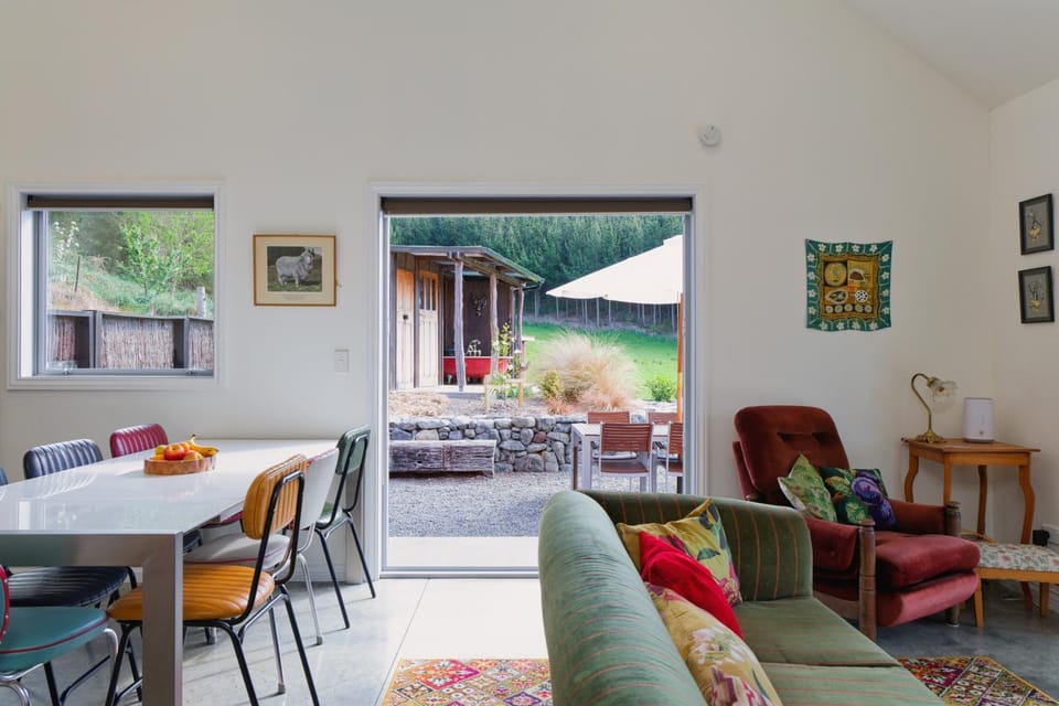 Seating area, Dining area