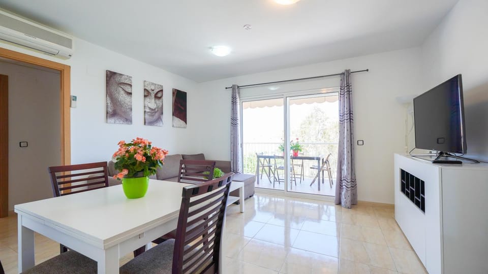 Communal lounge/ TV room, TV and multimedia, Living room, Seating area, Dining area