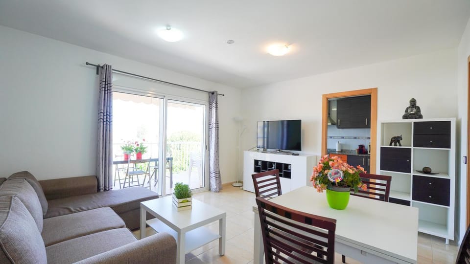 Communal lounge/ TV room, TV and multimedia, Living room, Seating area, Dining area