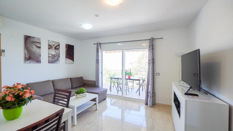 TV and multimedia, Living room, Seating area, Dining area