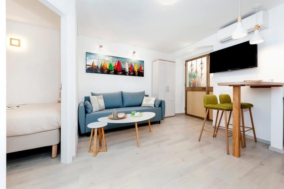 TV and multimedia, Living room, Seating area, Dining area, Bedroom