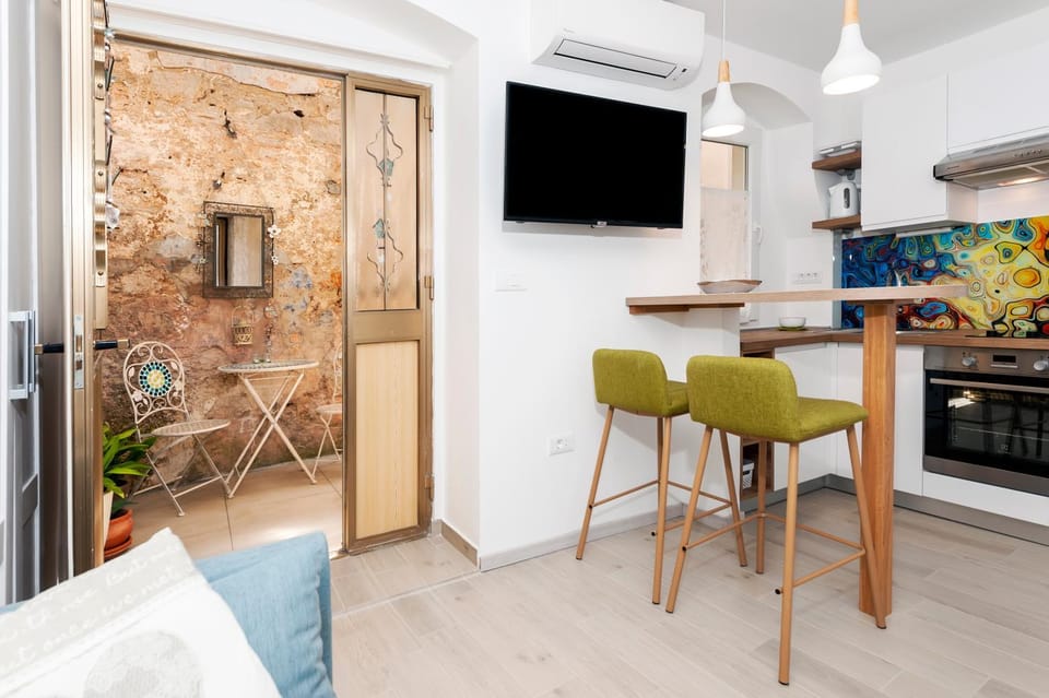 Patio, Patio, Kitchen or kitchenette, Dining area
