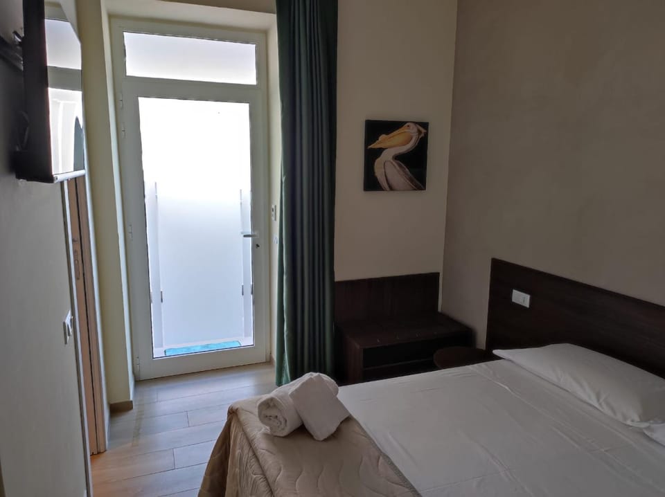 Bed, Photo of the whole room, Bedroom, Parking, towels