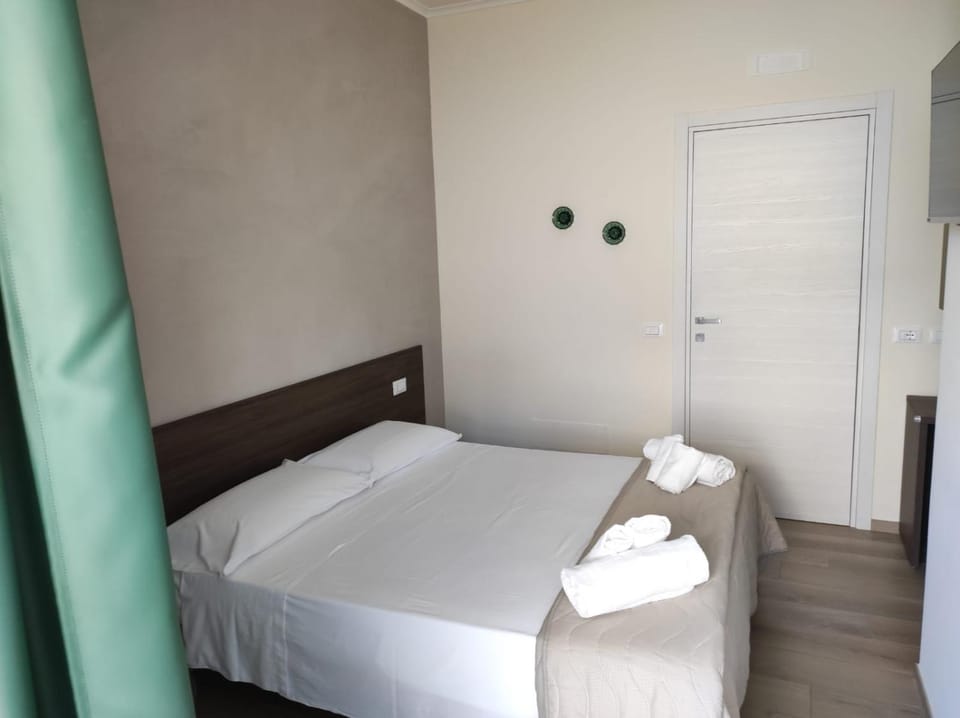 Bed, Photo of the whole room, Bedroom, Parking, towels, wardrobe