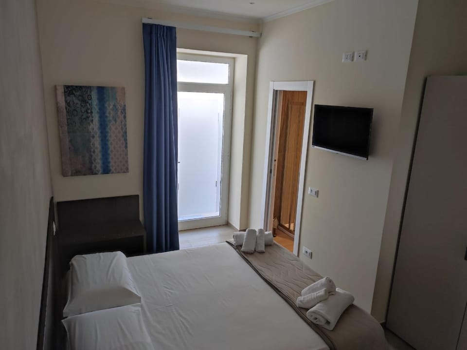 Bed, TV and multimedia, Photo of the whole room, Bedroom