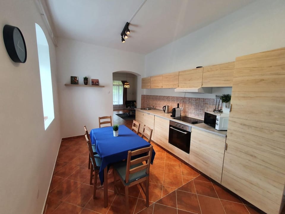 Kitchen or kitchenette, Dining area
