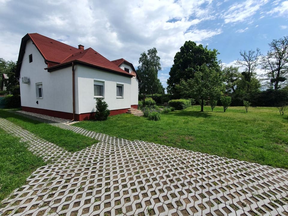 Property building, Garden, Parking