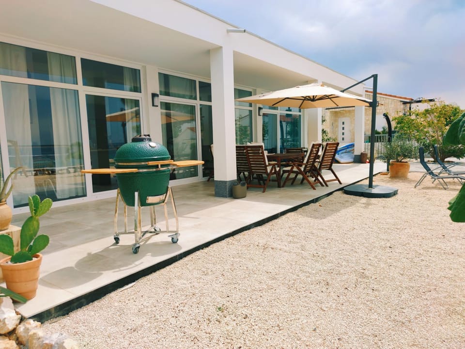 Patio, BBQ facilities