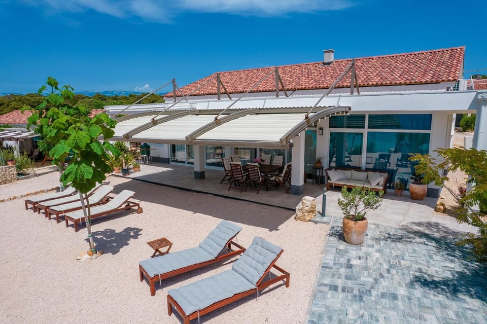 Property building, Restaurant/places to eat