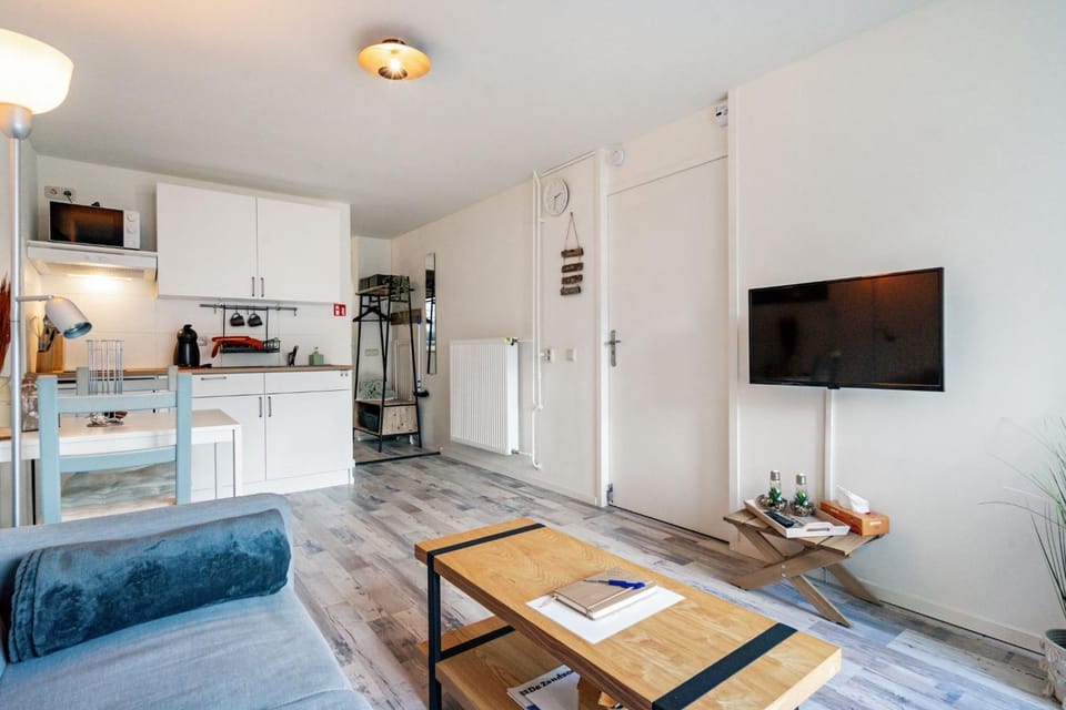 TV and multimedia, Kitchen or kitchenette, Living room, Seating area, Dining area