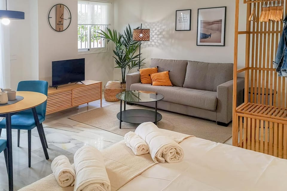 Bed, TV and multimedia, Living room, Photo of the whole room, Seating area, Dining area
