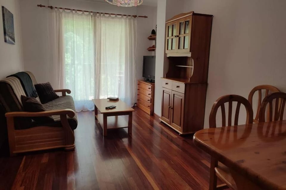 Communal lounge/ TV room, TV and multimedia, Living room, Seating area, Dining area
