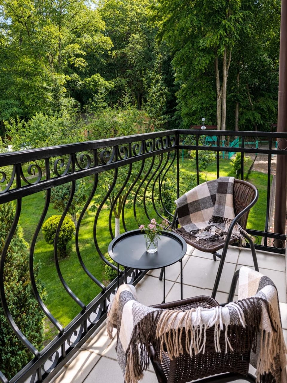 Patio, Spring, Day, Natural landscape, Garden, View (from property/room), Balcony/Terrace, Seating area, Garden view