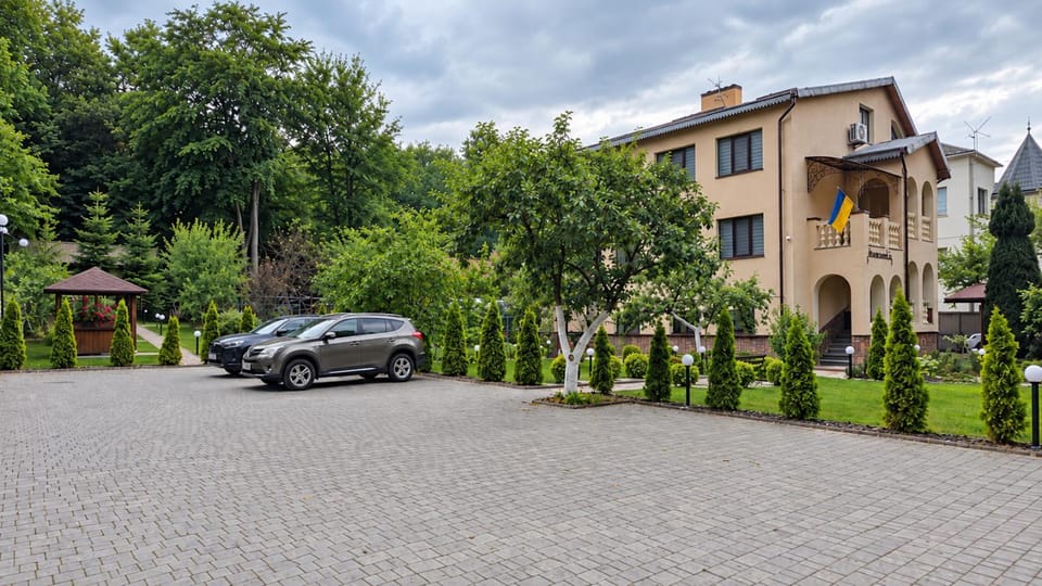 Property building, Natural landscape, Garden view, Parking