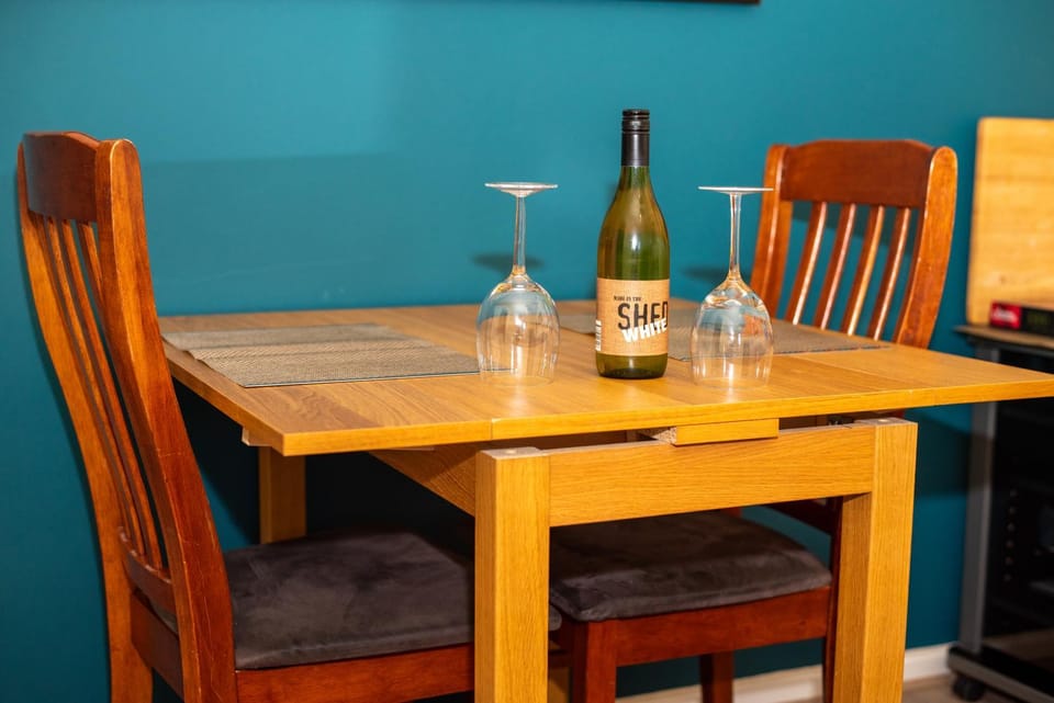 Living room, Food and drinks, Dining area, Food