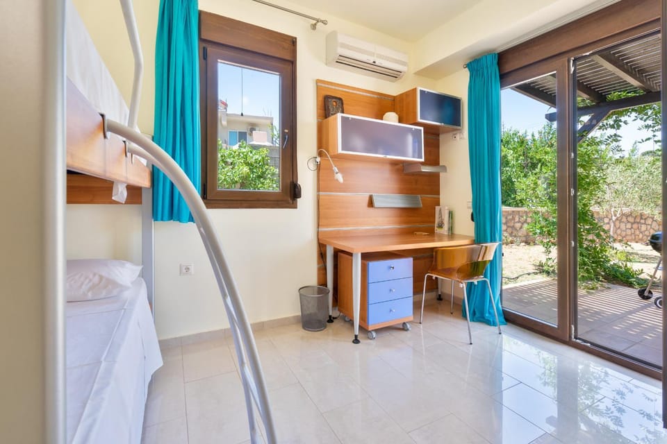 Photo of the whole room, children, young children, older children, bunk bed
