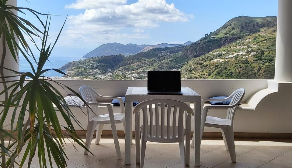 Restaurant/places to eat, Balcony/Terrace, Breakfast