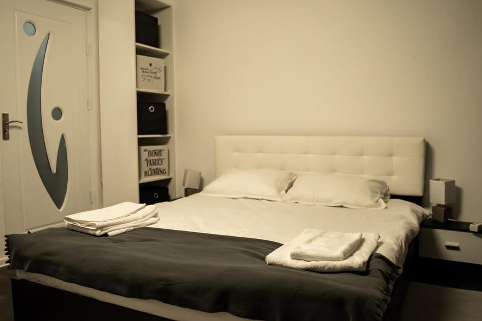 Bed, Bedroom, towels