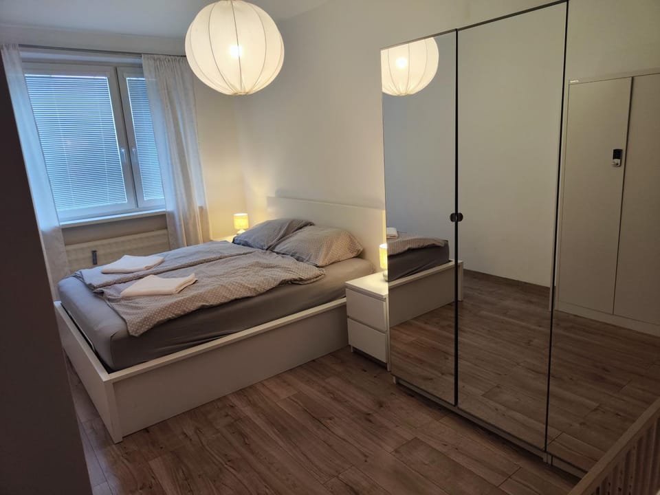 Bed, Bedroom, towels, wardrobe