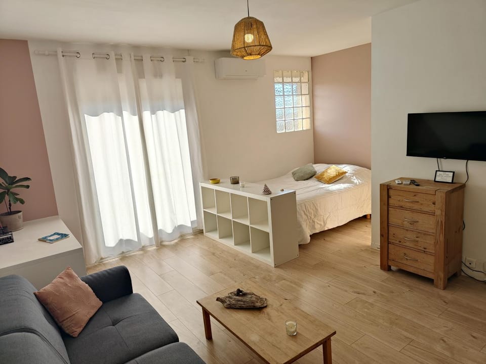 Bed, Seating area, Bedroom
