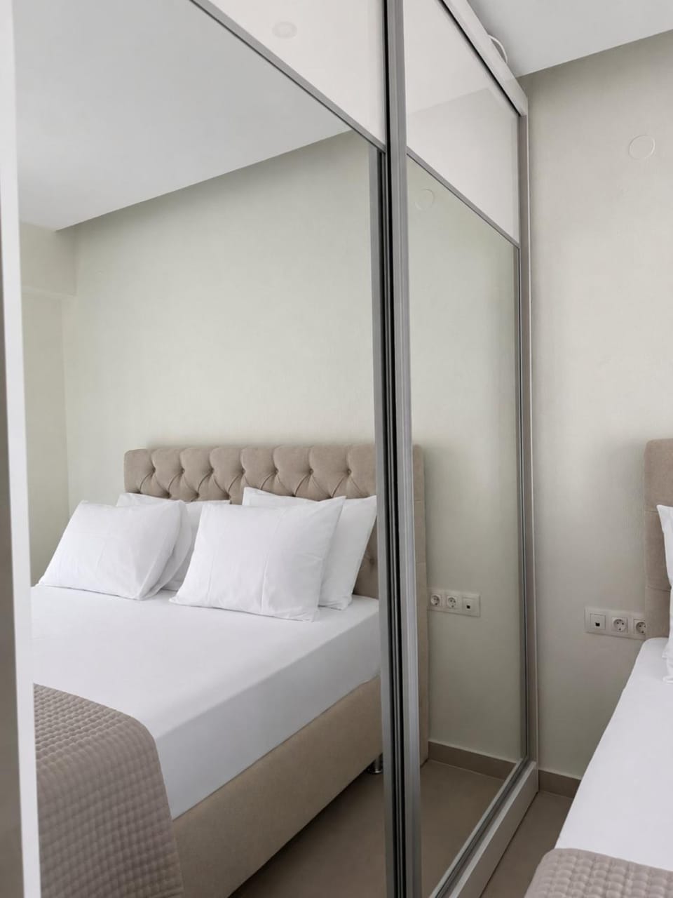 Photo of the whole room, Bedroom, wardrobe