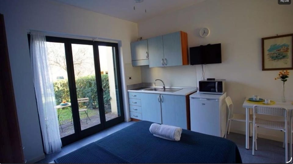 Kitchen or kitchenette, Bedroom