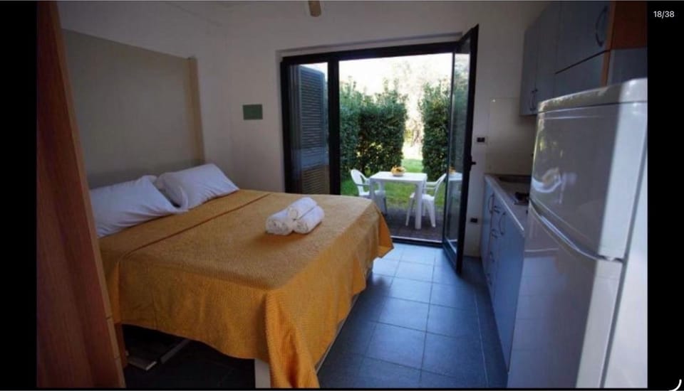 Bed, Photo of the whole room, Dining area