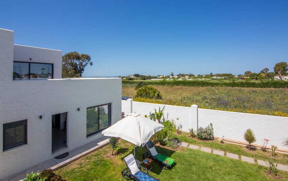 Preciosas villas con jardín y vistas al faro, a 700m de la playa Villa in Zahora