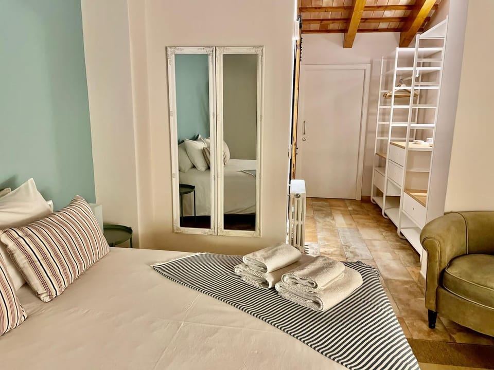 Photo of the whole room, Bedroom