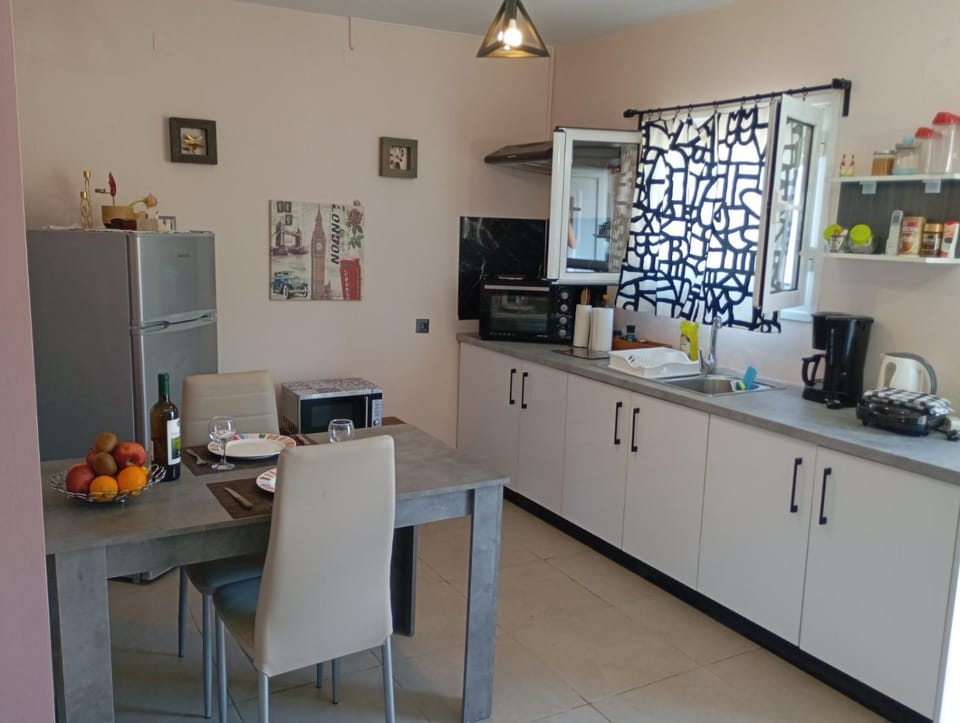 Coffee/tea facilities, Kitchen or kitchenette, Food and drinks, Dining area, Food, oven, stove