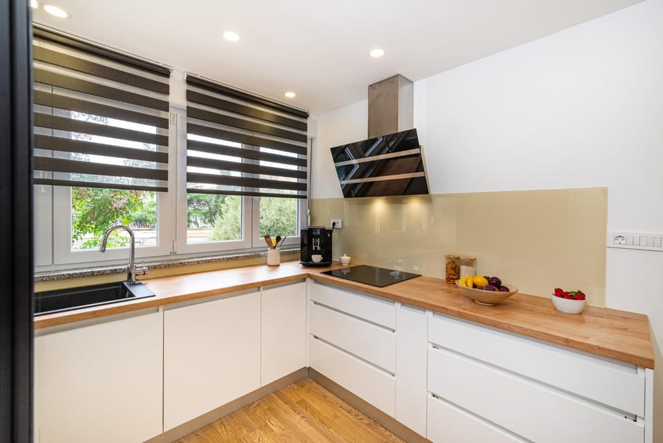Coffee/tea facilities, stove, kitchen