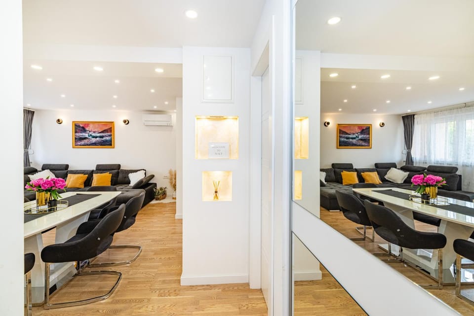 Living room, Seating area, air conditioner