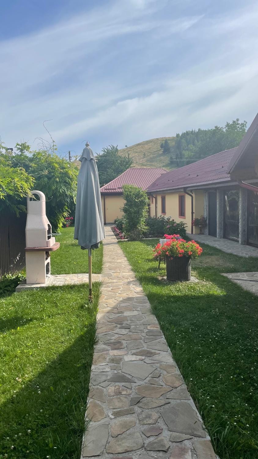 Casa de vacanta - Ograda cu flori Country House in Romania
