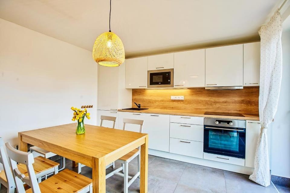 Kitchen or kitchenette, Dining area