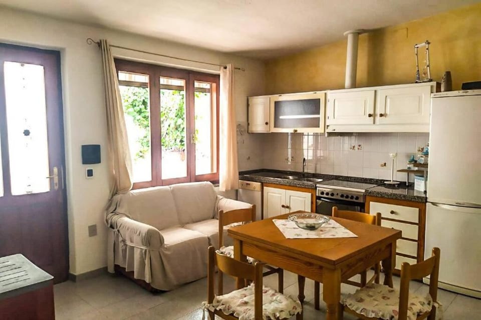 Kitchen or kitchenette, Seating area