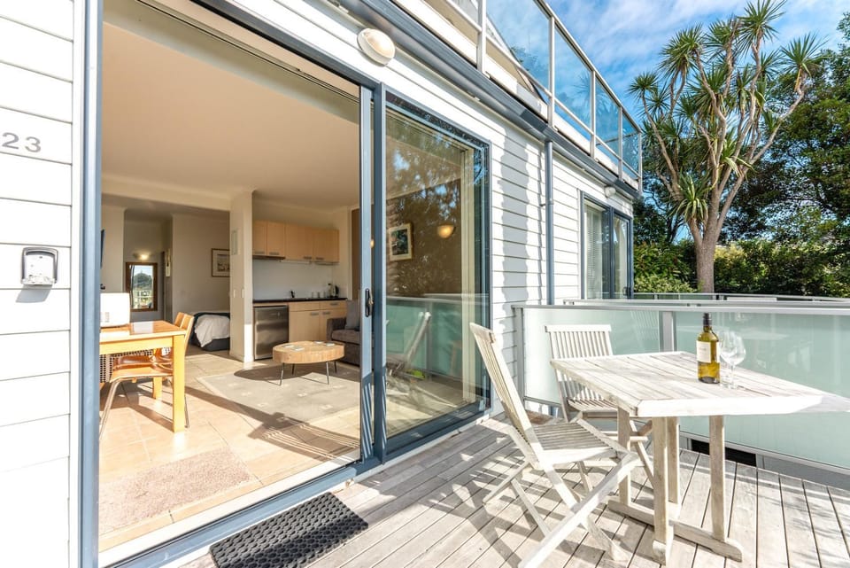 Patio, Facade/entrance, Balcony/Terrace