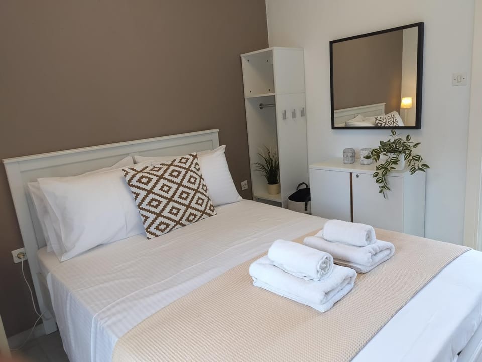 Bed, Photo of the whole room, Bedroom, towels