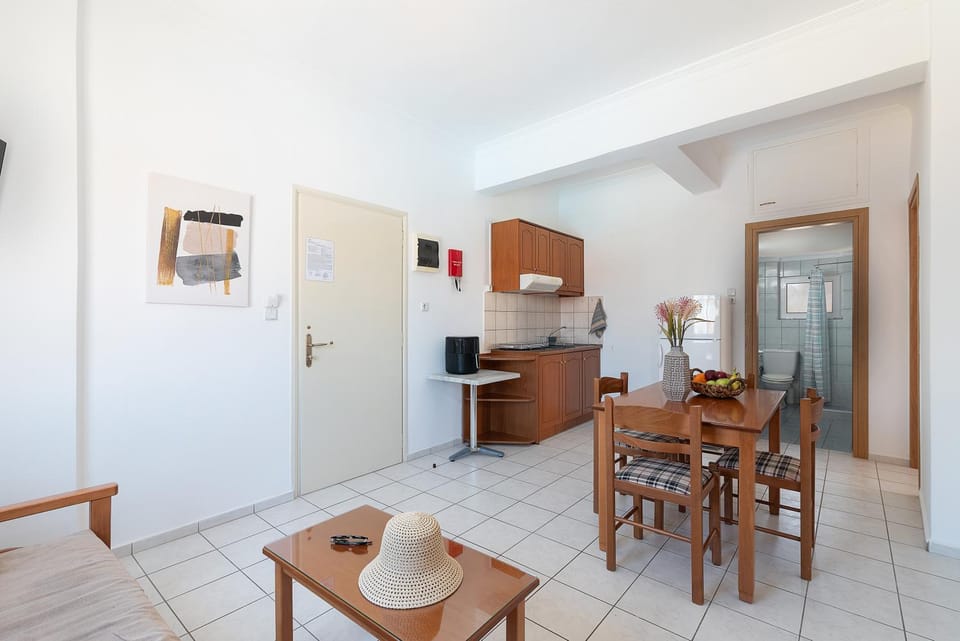 Kitchen or kitchenette, Living room, Seating area, Dining area