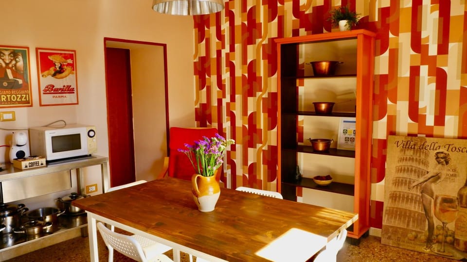 Kitchen or kitchenette, Food and drinks, Dining area, Food, oven