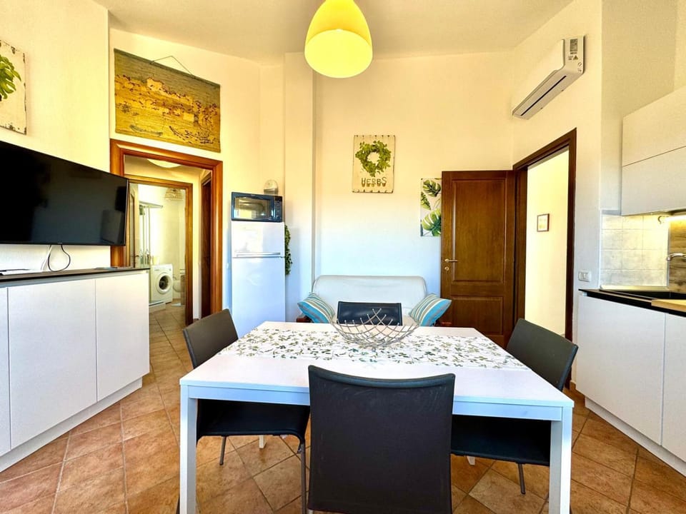 TV and multimedia, Kitchen or kitchenette, Living room, Dining area, stove, air conditioner