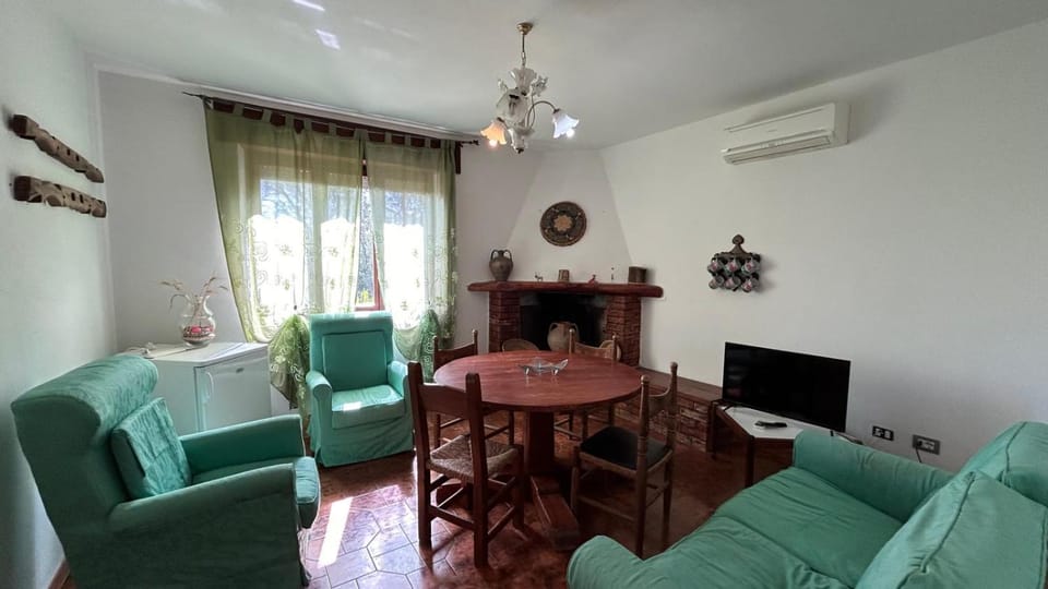 Communal lounge/ TV room, TV and multimedia, Living room, Seating area, Dining area, Evening entertainment, air conditioner