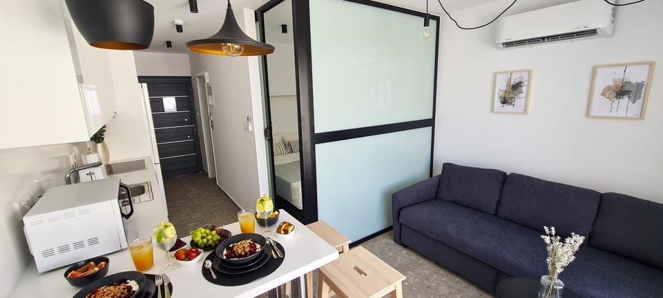 Living room, Food and drinks, Seating area, Dining area