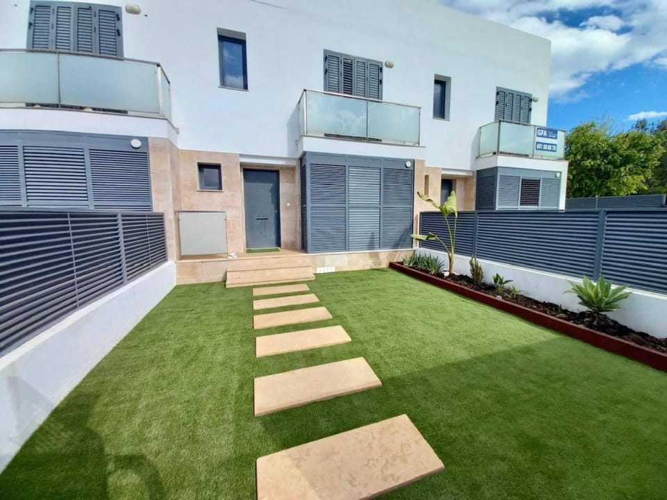 Property building, Facade/entrance, Garden