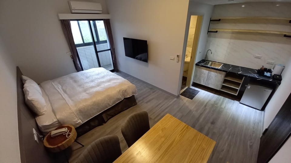 Photo of the whole room, Seating area